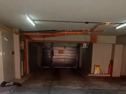 Venta cochera amplia Flores semi techada