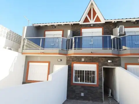 EXCELENTES TRIPLEX 4 AMBIENTES CON COCHERA DOBLE Y PATIO