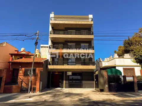 VENTA SEMIPISO 4 AMBIENTES BALCÓN COCHERA TERRAZA A ESTRENAR