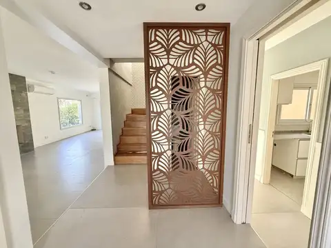 Casa en Alquiler con 3 cocheras