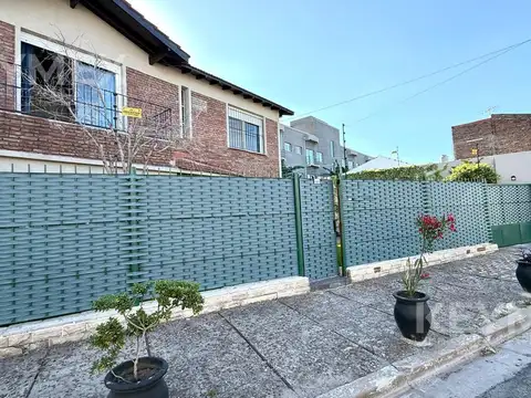 VENTA CASA 8 AMBIENTES EN PILAR, JARDIN, PILETA, QUINCHO Y PARRILLA
