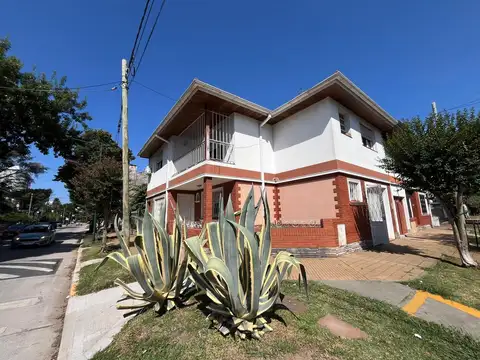 Casa en venta en Beccar, 5 ambientes con patio y parrilla