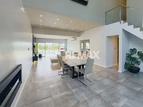 Casa en Venta con 2 cocheras
