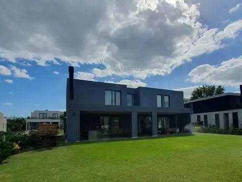 Casa 6 ambientes con 2 baños