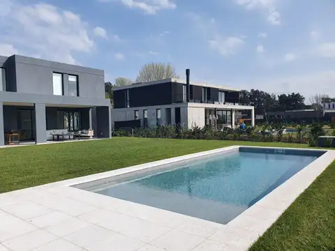 Casa en Alquiler con 2 cocheras