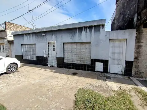 VENTA CASA 2 DORMITORIOS Y PATIO (CRESPO AL 4000)
