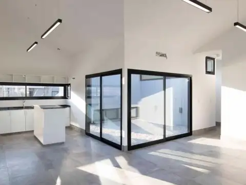 Casa en Alquiler con 2 cocheras