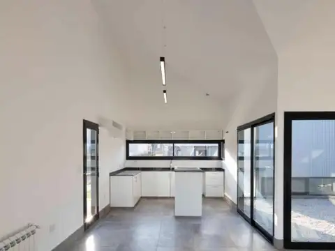 Casa 4 ambientes con 2 baños
