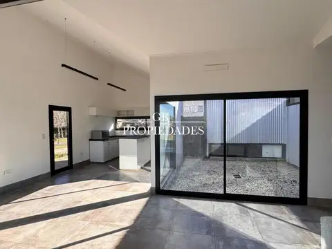 Casa en Alquiler con 2 cocheras