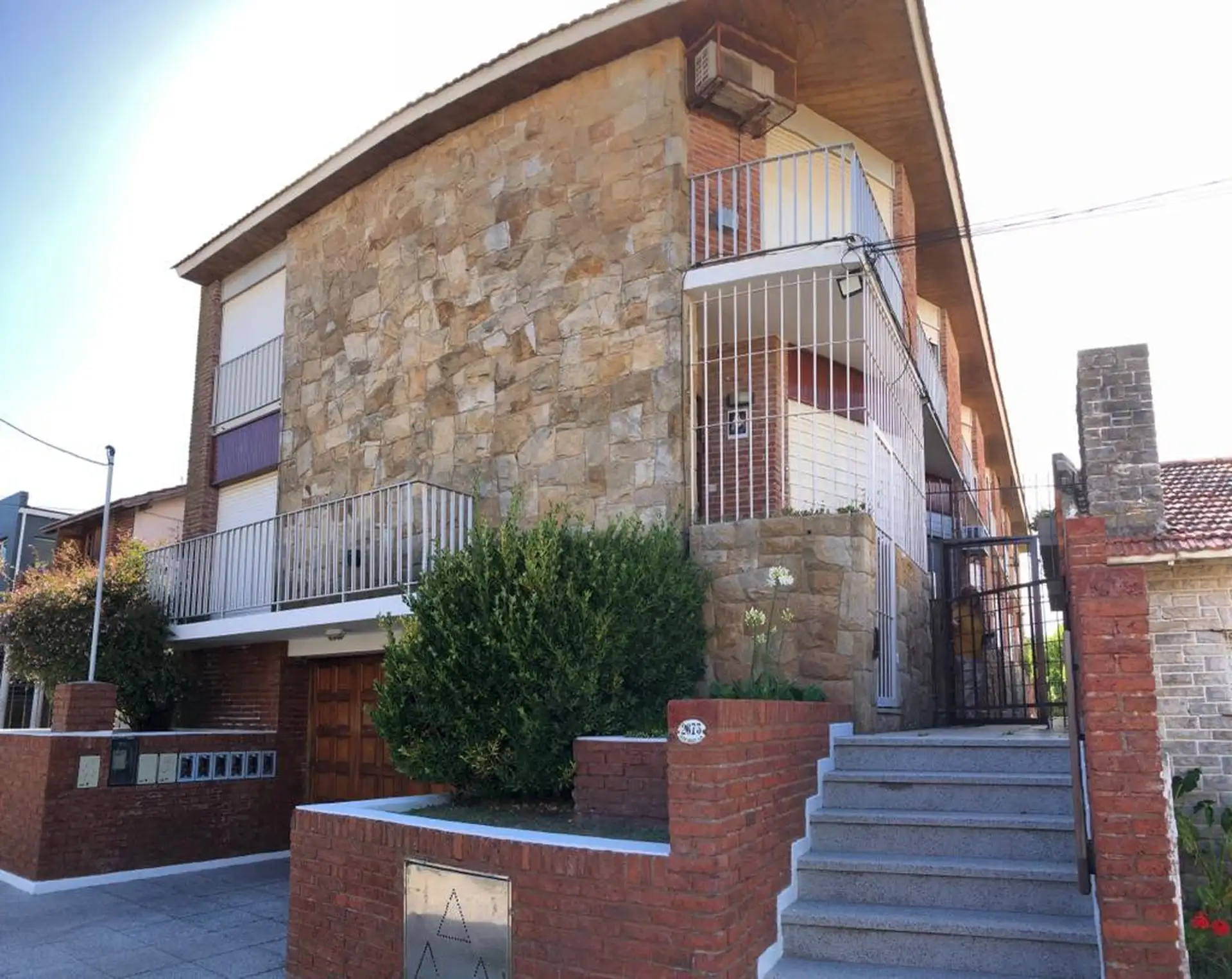 DUPLEX EXCELENTE UBICACION Y ESTADO
