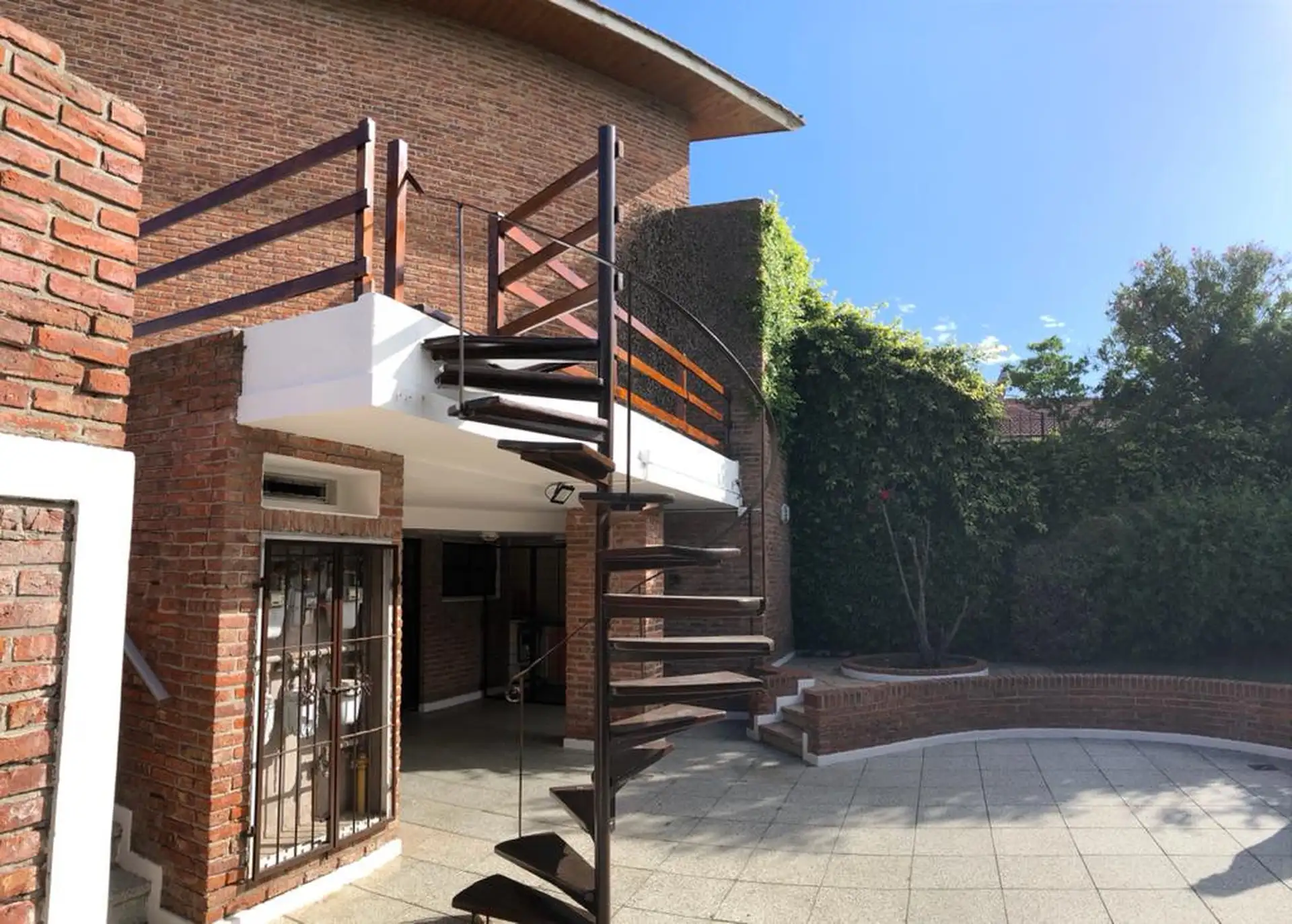 DUPLEX EXCELENTE UBICACION Y ESTADO