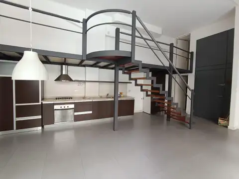 Depto. tipo loft de 3 ambientes con balcón y cochera.
