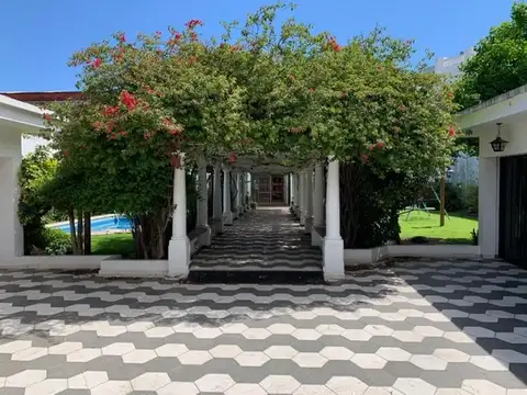 Casa 6 ambientes con 5 baños