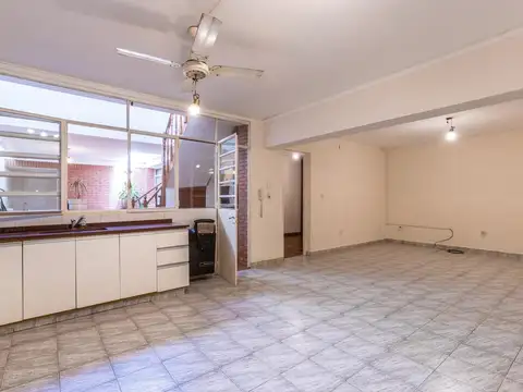 EN VENTA CASA DE PASILLO INTERNA TRES DORMITORIOS Y COMODÍN EN BARRIO CENTRO