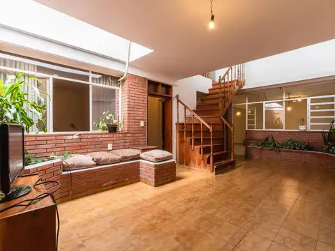EN VENTA CASA DE PASILLO INTERNA TRES DORMITORIOS Y COMODÍN EN BARRIO CENTRO