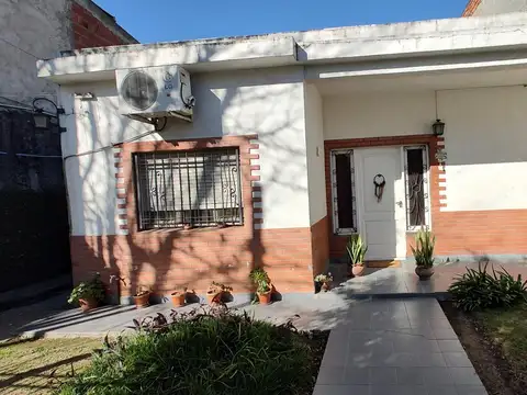 MUY BUENA CASA 3 AMB C/COCHERA Y FONDO LIBRE!