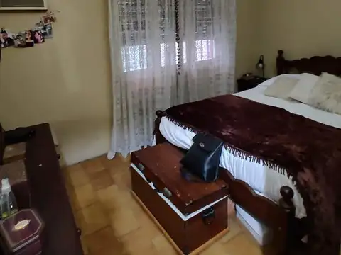 MUY BUENA CASA 3 AMB C/COCHERA Y FONDO LIBRE!