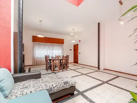 Casa 5 ambientes con 2 baños