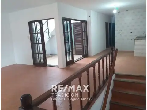 Casa 8 ambientes con 4 baños