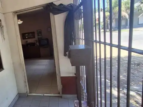 VENTA CASA DOS AMBIENTES EN MERLO CON PATIO Y COCH