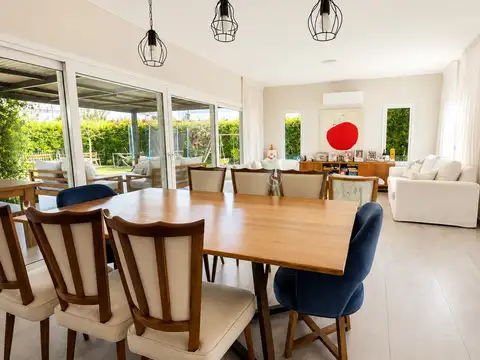 Casa 5 ambientes con 3 baños