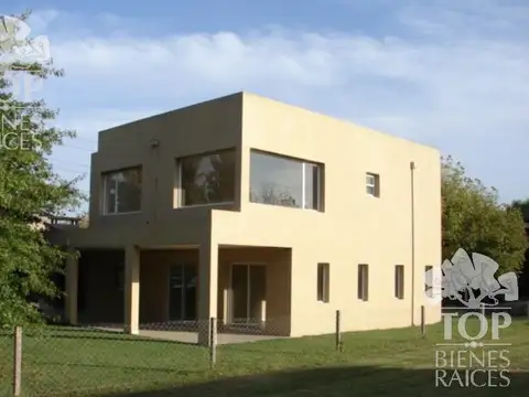 Casa en Alquiler con 2 cocheras