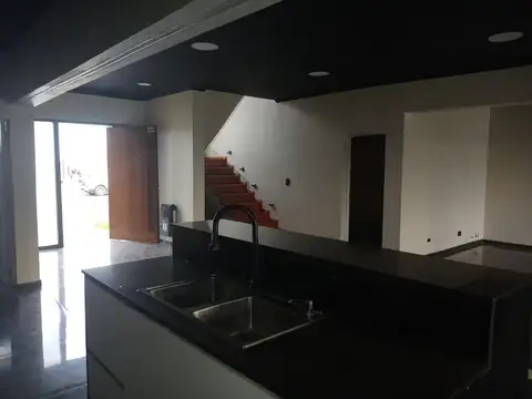 Casa en Alquiler con 1 cochera
