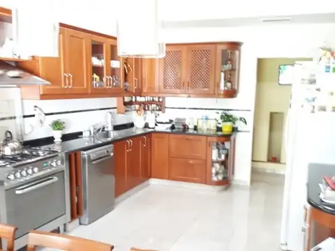 Casa 5 ambientes con 4 baños
