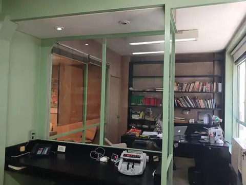 Excelente oficina 5 ambientes en Maipú y Córdoba.
