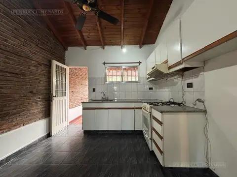 Casa 6 ambientes con 2 baños