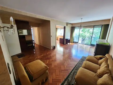 AV. CALLAO Y CORRIENTES. Excelente 3 o cuatro ambientes  al frente. Living y comedor. 108m2