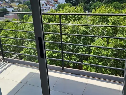 Monoambiente divisible  sobre Avenida de los Incas al frente con balcón