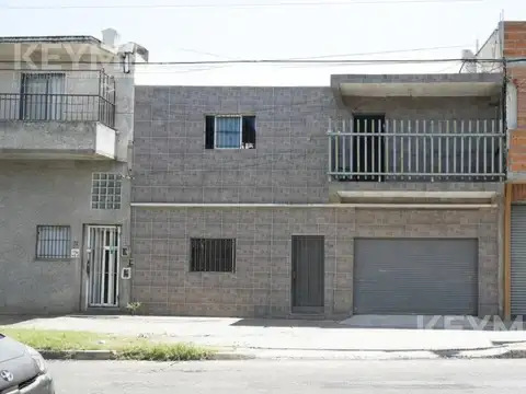 VENTA CASA CON LOCAL Y DOS DEPARTAMENTOS DE 4 AMB CADA UNO EN VILLA CELINA