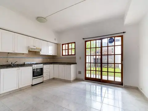 Venta triplex 5 amb con jardin Olivos