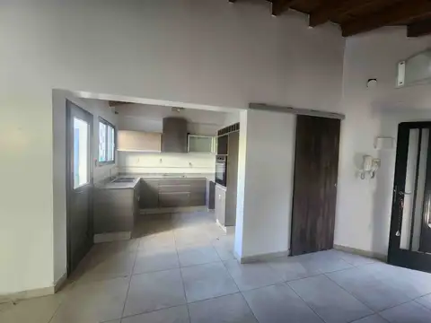 Casa en Alquiler con 2 cocheras