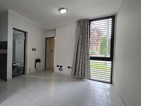 Planta baja con cocina, extractor, calefactor y AA en dormitorio con placard y baño con bañera