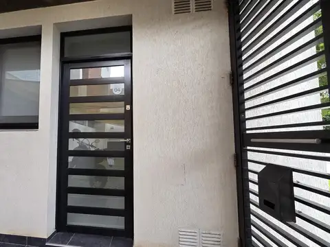 Planta baja con cocina, extractor, calefactor y AA en dormitorio con placard y baño con bañera