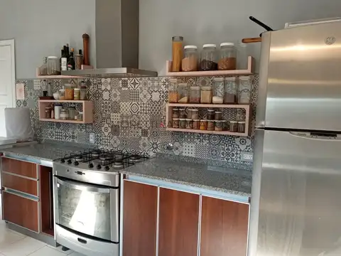 Casa 6 ambientes con 2 baños