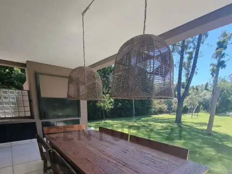 Casa en Alquiler con 3 cocheras