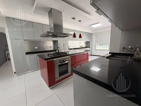 Casa en Venta con 4 cocheras