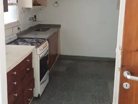 EXPECTACULAR DEPARTAMENTO DE 4 AMB. AL FRENTE CON BALCÓN