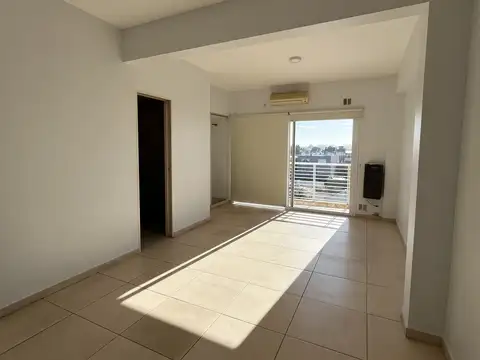 Monoambiente amplio con balcón