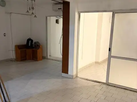 Casa 11 ambientes con 2 baños