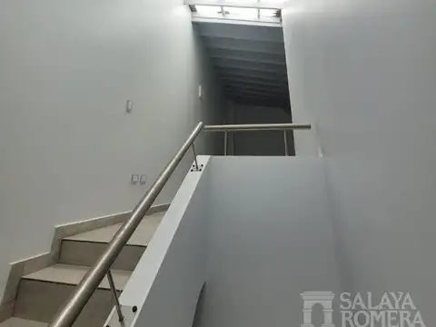 Oficina en Alquiler con 3 cocheras