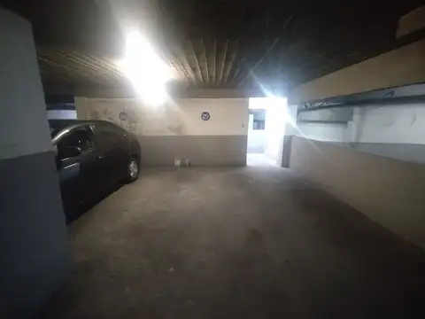 COCHERA FIJA Y CUBIERTA, ACCESO POR PORTON AUTOMATICO.