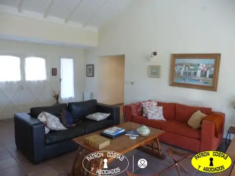 Casa en Alquiler con 2 cocheras
