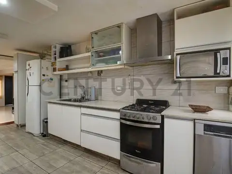 VENTA CASA CON JARDIN Y PISCINA - VERSALLES