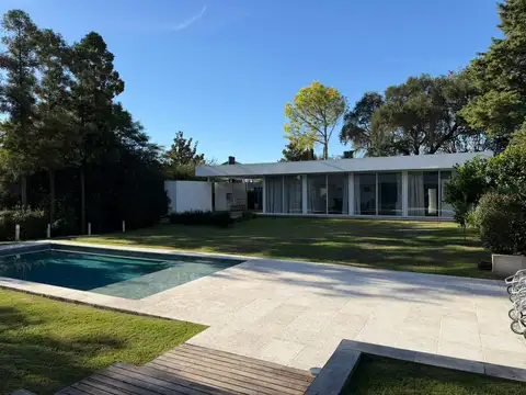 Casa 10 ambientes con 5 baños