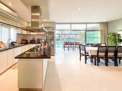 Casa 6 ambientes con 3 baños