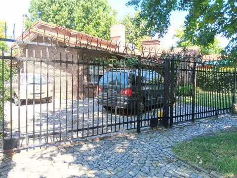 Casa en venta - 3 Dormitorios 3 Baños - Cochera - 1.015Mts2 - San Isidro